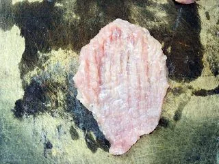 美味的日式炸猪排,刀背敲断经络，先竖着敲