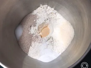 奶油黑麦奶酪包,黑麦粉和高筋粉混合,加入泡打粉,盐和细砂糖对角放,发酵粉放中间。