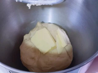 花式椰蓉面包,10分钟后面团处于扩展阶段,加入室温软化的黄油!再次启动厨师机,2档后面15分钟!