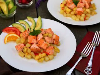 双椒土豆三文鱼,余下的牛油果也上桌，可以做为前餐食用。