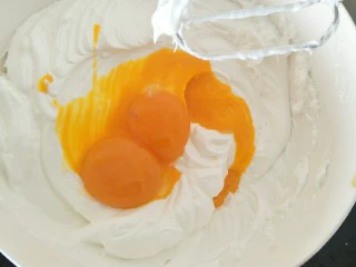 贺寿双层蛋糕(10＋6寸),分三次加糖后加入蛋黄。