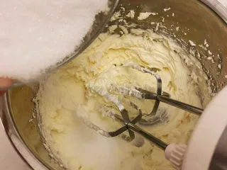 巴斯克芝士蛋糕,加入细砂糖继续低速混合