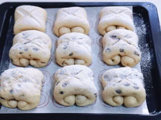 红豆日式咖啡面包卷,取出烤盘用锋利的刀出差,再筛上一层高粉!(这时将烤箱预热175度预热5分钟)