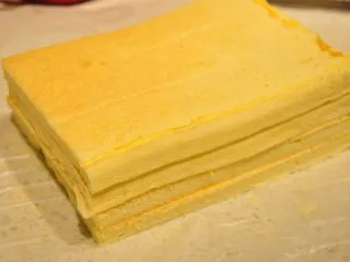 日式豆乳盒子蛋糕,冷却好的戚风蛋糕切分成餐具的大小。