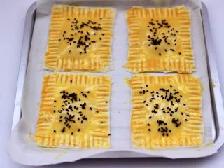 馄饨皮香蕉派,上面均匀的撒上少许黑芝麻。