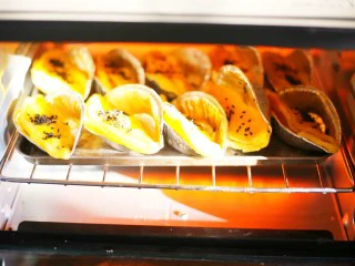 网红蛋挞皮芒果酥,入烤箱再烤10分钟就OK了。