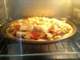 馅料足足的超级至尊匹萨,烤箱预热上170度,下火160度,烤20分钟。烤好后,取出用轮刀切块即可食用。