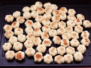 奶香小花朵馒头,看见两面烙制金黄色的时候，即可关火。