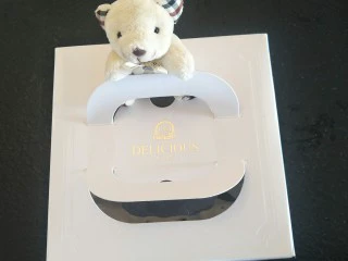 最经典浓郁巧克力奶酪蛋糕,最后再装入蛋糕盒就可以送人啦。