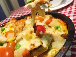 小白也会的奥尔良烤鸡腿披萨 「8寸薄脆版」,这个口感和薄的的确不一样，喜欢那种口味，自己看着搭配食材分量吧！爱吃披萨的你，也行动起来吧！