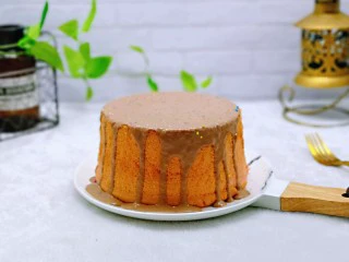 简单易学~巧克力淋面蛋糕,宝贝说撒上一些彩色糖珠很好看。