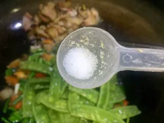 #老油条的青春#回锅油条炒腊肉,放入少许盐将红椒蒜苗荷兰豆炒匀