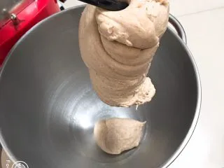 奶油黑麦奶酪包,检查面团能否出膜。