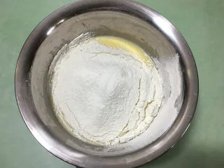 芒果千层蛋糕,加入低筋面粉.