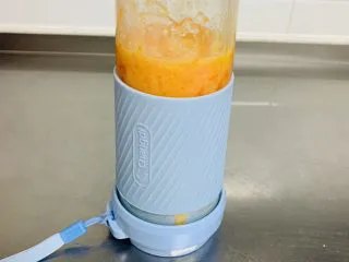 胡萝卜华夫饼,料理杯榨成细腻的胡萝卜🥕浆