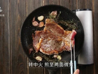 香汁煎牛排，在家也能做出米其林大厨的味道,转中火，煎至两面微黄