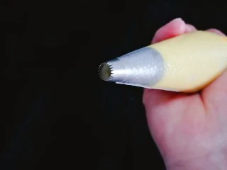 马卡龙~卡仕达酱内陷,放入裱花袋