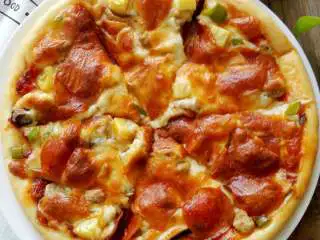 馅料足足的超级至尊匹萨,成品