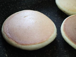 健康瘦身小食,舒芙蕾,表面冒小泡时,翻至另一面煎至金黄。 全程小火,一定急不得。