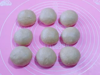 红豆日式咖啡面包卷,将面团取出排气,分割9等份,盖上保鲜膜醒15分钟!