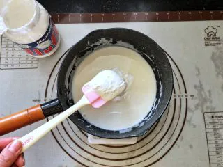 可可冰心面包,12、奶锅中倒入牛奶，放入Fluff棉花糖。