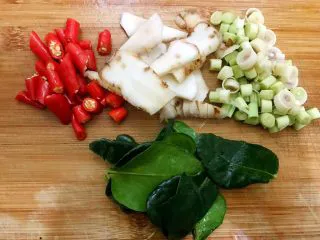 冬阴功海鲜汤or火锅,香茅,小米辣切成小圈,南姜切片