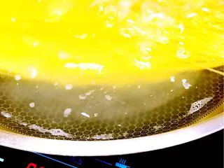 酸甜 & 辛辣 & 劲道 的意大利面,在适宜烧水的2100度下,将水加热至沸腾。将适量意大利面,放入锅内沸水中。