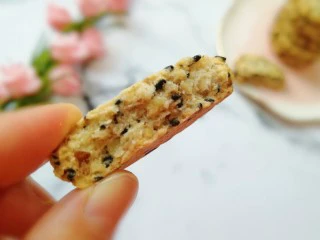 麦片芝麻核桃酥,掰开看看，酥的掉渣。