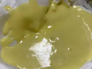 古早蛋糕(抖臀),面糊倒回蛋白,上下翻拌,均匀。