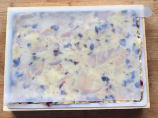 原味雪花酥❄️,放入模具,盖上硅胶垫