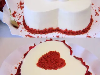 自带情话的红丝绒奶油蛋糕,13、 用一个心形饼干模具对准位置放在蛋糕的中间,在心里面铺满红丝绒蛋糕粒后取掉模具;然后在托盘上用红丝绒蛋糕碎粒围一圈,最后用消毒好的玫瑰花瓣围着蛋糕侧面贴一圈,漂亮的红丝绒玫瑰奶油蛋糕就做好了。