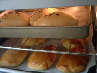 卡仕达奶油面包——奶油饺子包,烤10到20分钟我听说烤了20盘中间上色为了上色均匀多拿出了换换位置底火可以少点