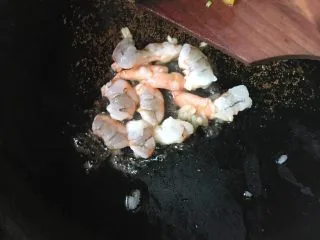 蔬菜虾仁焗饭,虾仁煎熟