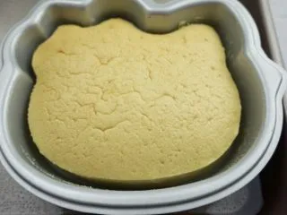 无水无油酸奶蛋糕 ,取出后放置常温倒出来即可 