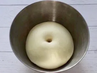 圣诞雪花豆沙包,醒发好的面团用手沾面粉插入面团，不塌陷不回缩即发酵完成。