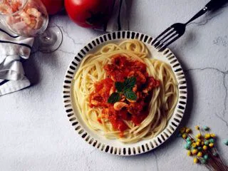 磷虾番茄意大利面,煮好的意面捞起来，加入橄榄油拌匀一下盛盘，上面铺磷虾番茄酱即可