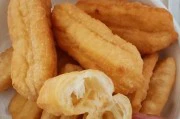 自制炸油条,轻松享受美食乐趣(用简单食材DIY,让你做出美味可口的炸油条!)