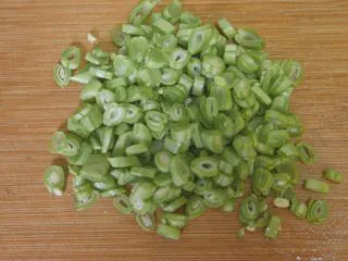 蔬菜虾仁焗饭,四季豆切成小圈