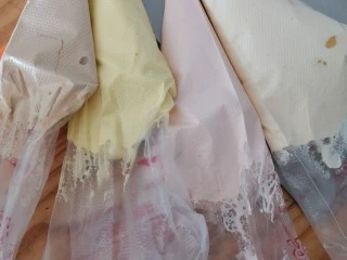 卡通圆环戚风蛋糕,用刚才做圆环的材料以及步骤调色装袋 刚才的分量大约可以做9颗蛋的量,如果减半做,打发时候比较困难,所以可以自己调整