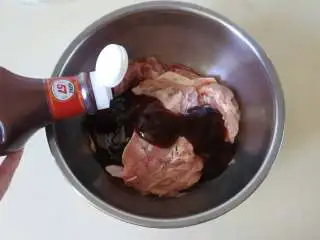 BBQ烧烤鸡腿扒套餐,鸡腿肉洗净，用厨房纸吸掉多余的水分。放入美食烧烤酱、牛排调味粉，抓匀