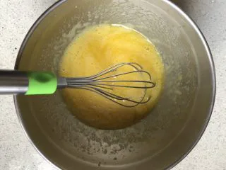 柠檬味小蛋糕,搅拌均匀即可，不用打发