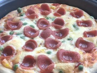 意式烤肠披萨,15分钟后出炉是这样，还没有烤好哦。