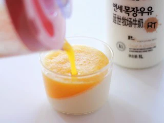 承味延世牛奶芒果布丁,取出凝固的布丁，倒芒果泥一