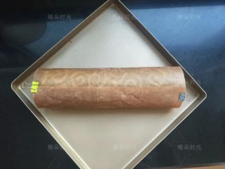 唐草彩绘蛋糕卷,卷起来后,裹着油布,放入冰箱冷藏半小时,定型。
