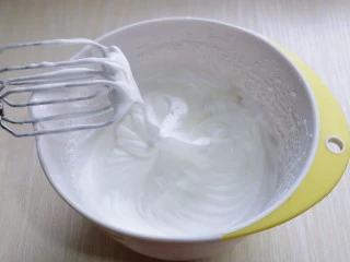 简单易学~巧克力淋面蛋糕,电动打蛋器高速打发,打至湿性发泡时加入最后的三分之一糖,,继续打发至蛋白出现细腻的纹路,将电动打蛋器调低速打发一会儿,感觉有些阻力时,就可以停止打发,以免消泡,提起打蛋器有微微的弯勾即可!