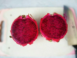 火龙果盒子蛋糕,准备好一个新鲜的火龙果