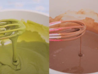 3款像云朵般柔软的瑞士卷,每一口都让人沦陷!,倒入过筛的70g低粉,用划Z字的手法搅到无粉粒状