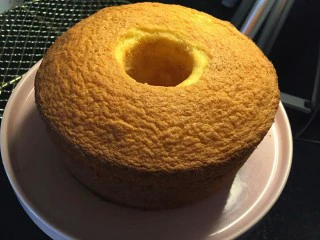 奶油草莓海绵蛋糕,蛋糕冷却好,脱模成功的还没蛋糕超过6.5cm就可以了。