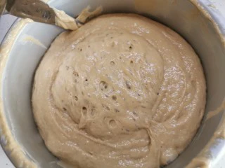 红糖发糕的家常做法（1个蛋）,此时面糊回缩，把模具旁边清理干净