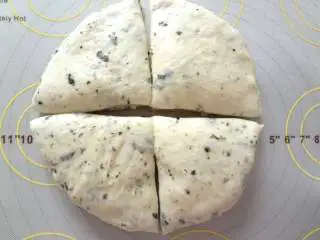  海苔芝士玛德琳咸面包,捏好好一切4份